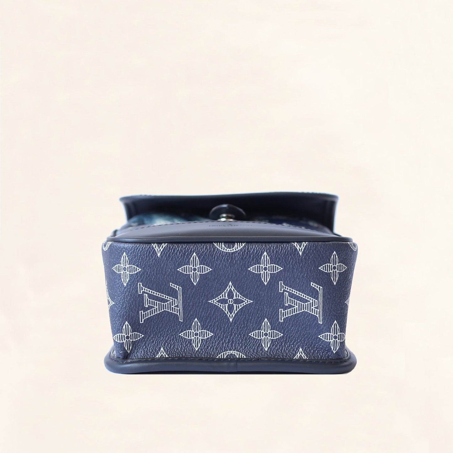 Louis Vuitton | Savane Monogram Chapman Messenger | BB